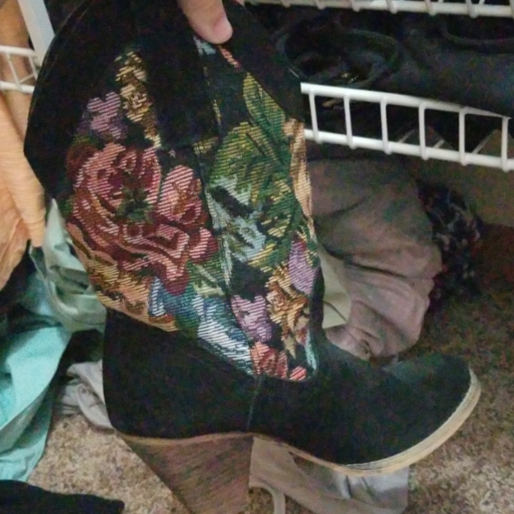 Cow boy boot heals size 7